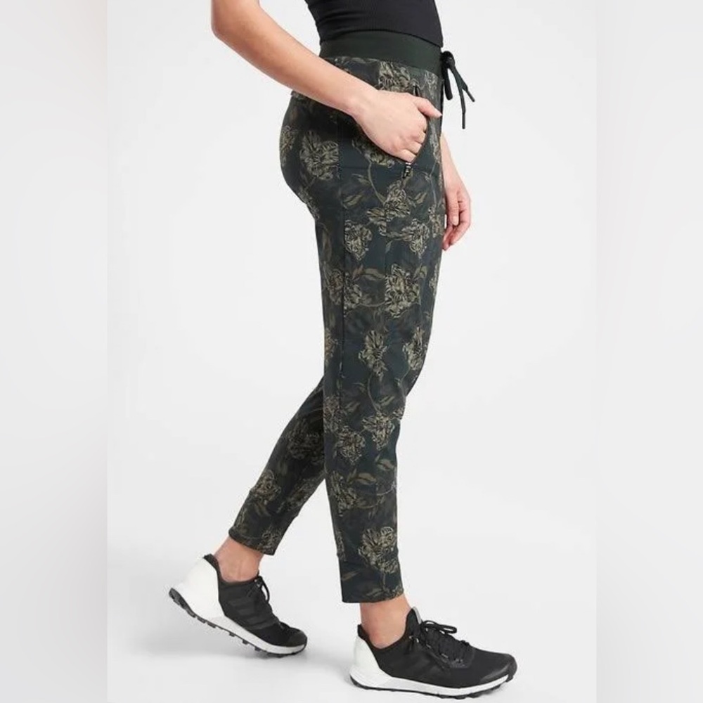 Athleta Trekkie North Floral‎ Print Jogger In Terra Firma Olive